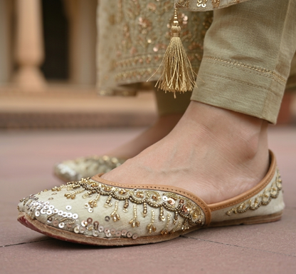 Noor Punjabi Jutti — Embroidery Close Up — The Shoe Artisans