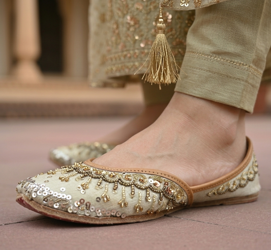 Noor Punjabi Jutti — Embroidery Close Up — The Shoe Artisans